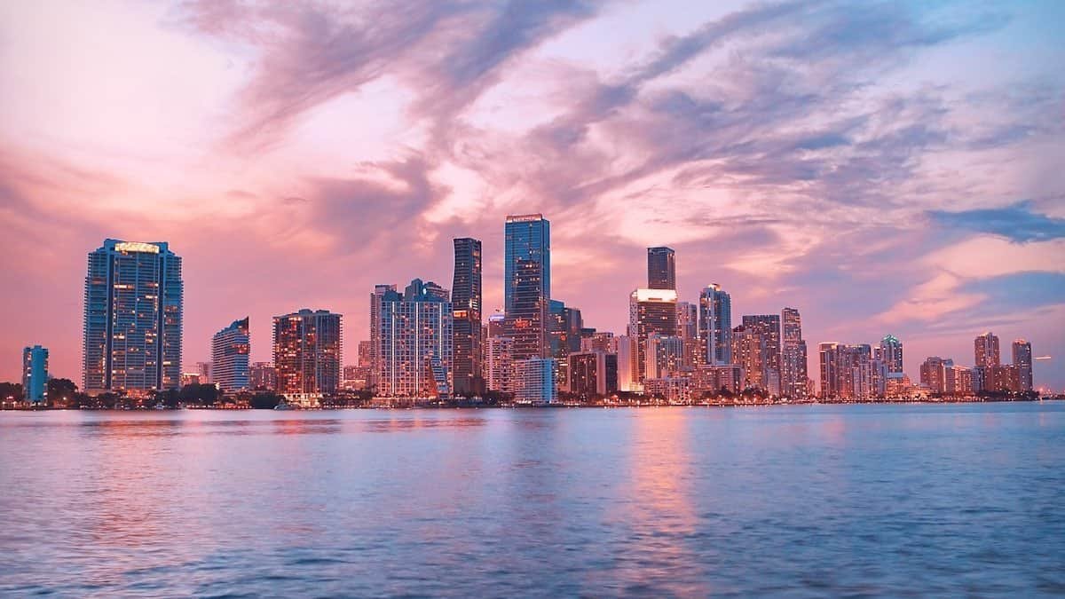 Vista del horizonte de Miami, Florida, cerca del Consulado Dominicano