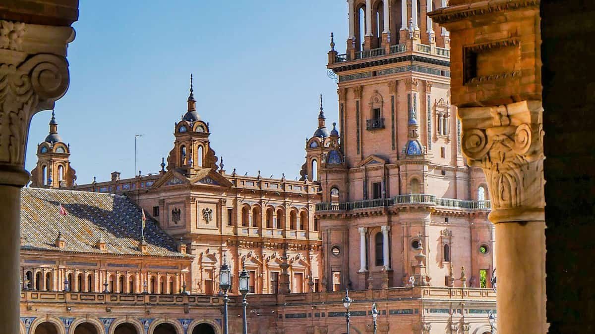 Vista de la Plaza de España en Sevilla, España, cerca del Consulado Dominicano
