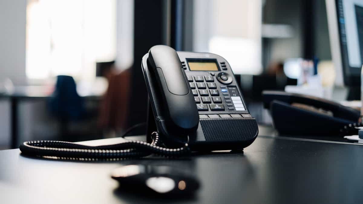 Telefono de escritorio de oficina, ilustrando un reclamo de telefonia o internet ante INDOTEL